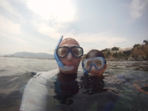 Vater-Sohn-im-Wasser-Selfie