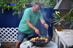 Mit dem Anbraten der Hühnerbeine beginnt das große Paella-Vergnügen