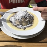 Germknödel mit Vanillesoße, Mohn und Puderzucker