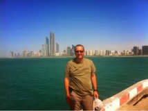 Blumi vor der Skyline Abu Dhabis